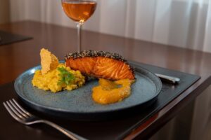 Salmão em crosta de gergelim