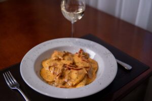 Tortei ao molho de tomate seco